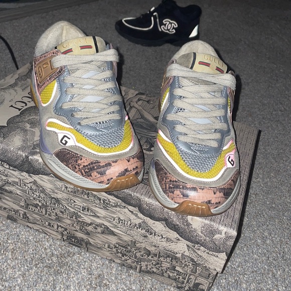 Gucci sneaker size 36W